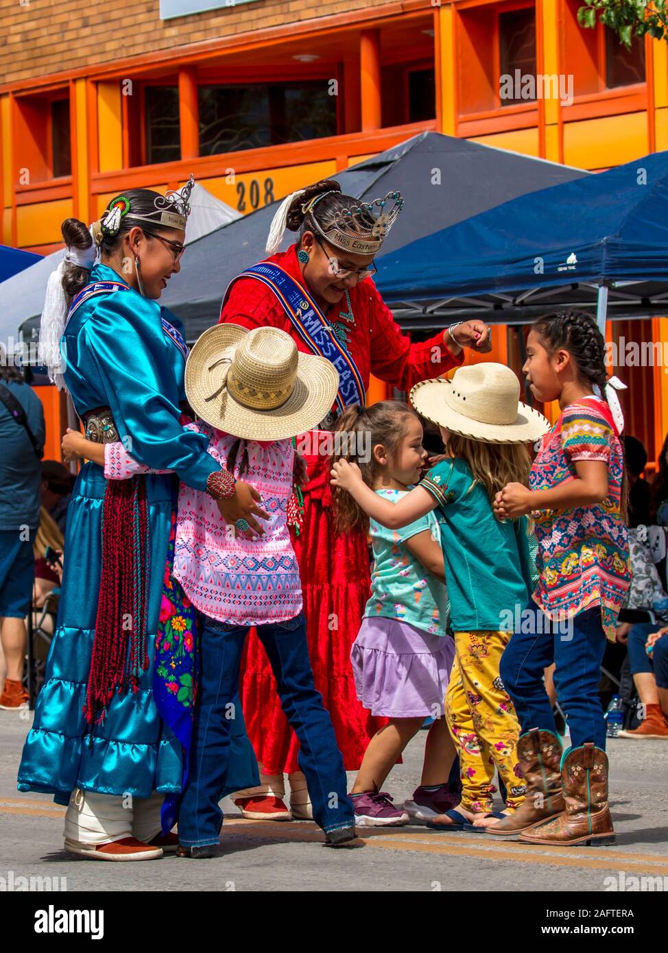 AUGUST 10, 2019 - Gallup, New Mexico, USA - Porträts der gebürtigen Amerikaner & Navajo mit childrenat 98th Gallup Inter-tribal Indian Ceremonial, New Mexico Stockfoto