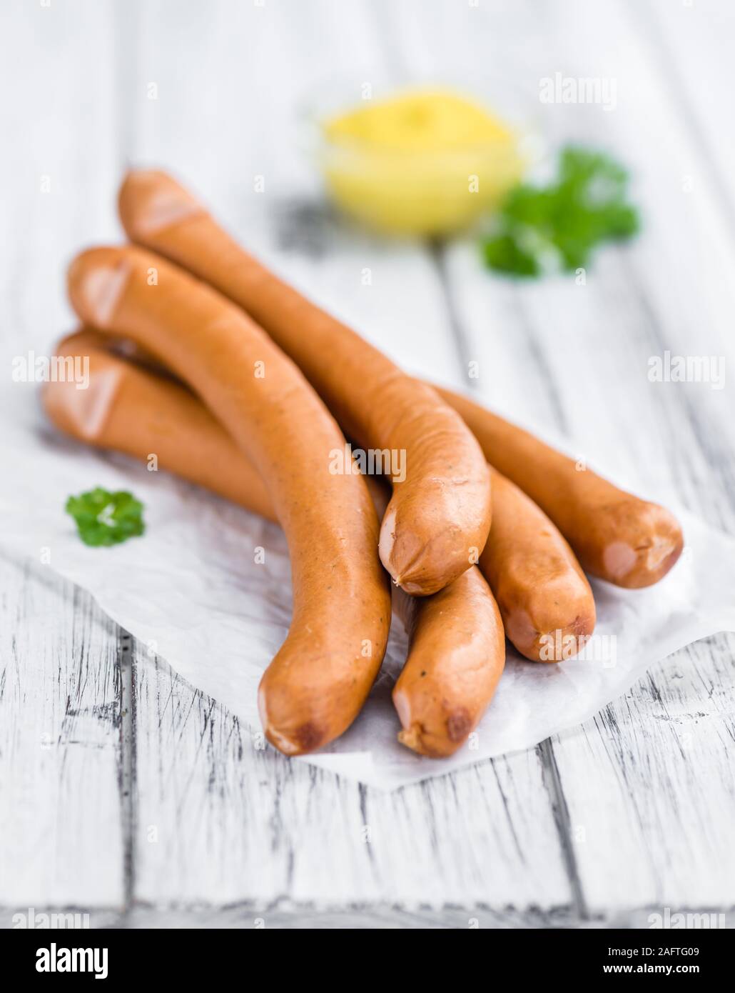 Frische deutsche Wurst (Wiener) auf einem vintage Hintergrund (Nahaufnahme) Stockfoto