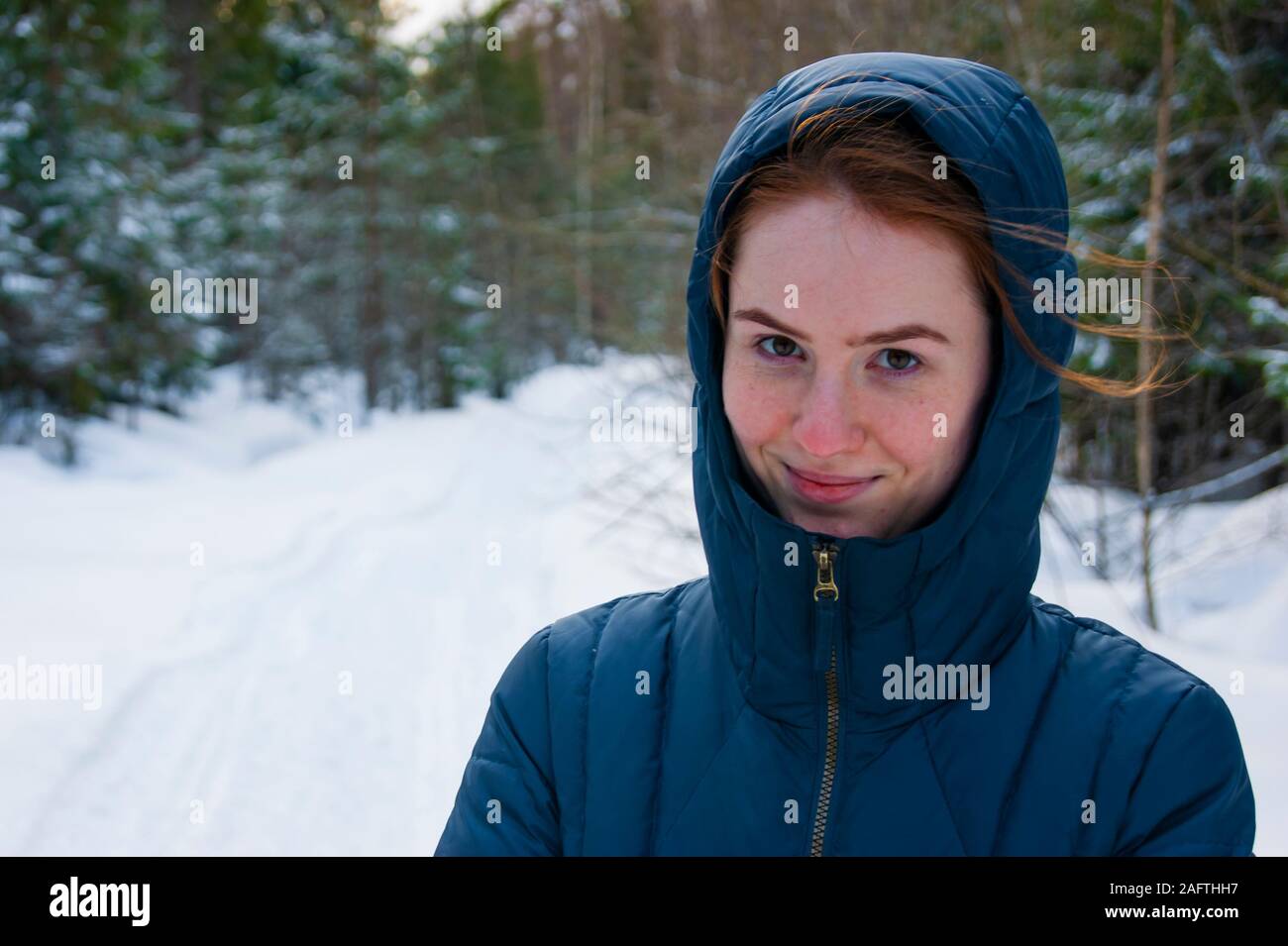 Porträt eines Mädchens in der Haube im Winter Wald. Ändern der Zeit des Jahres, den Frühling, Wald. Stockfoto