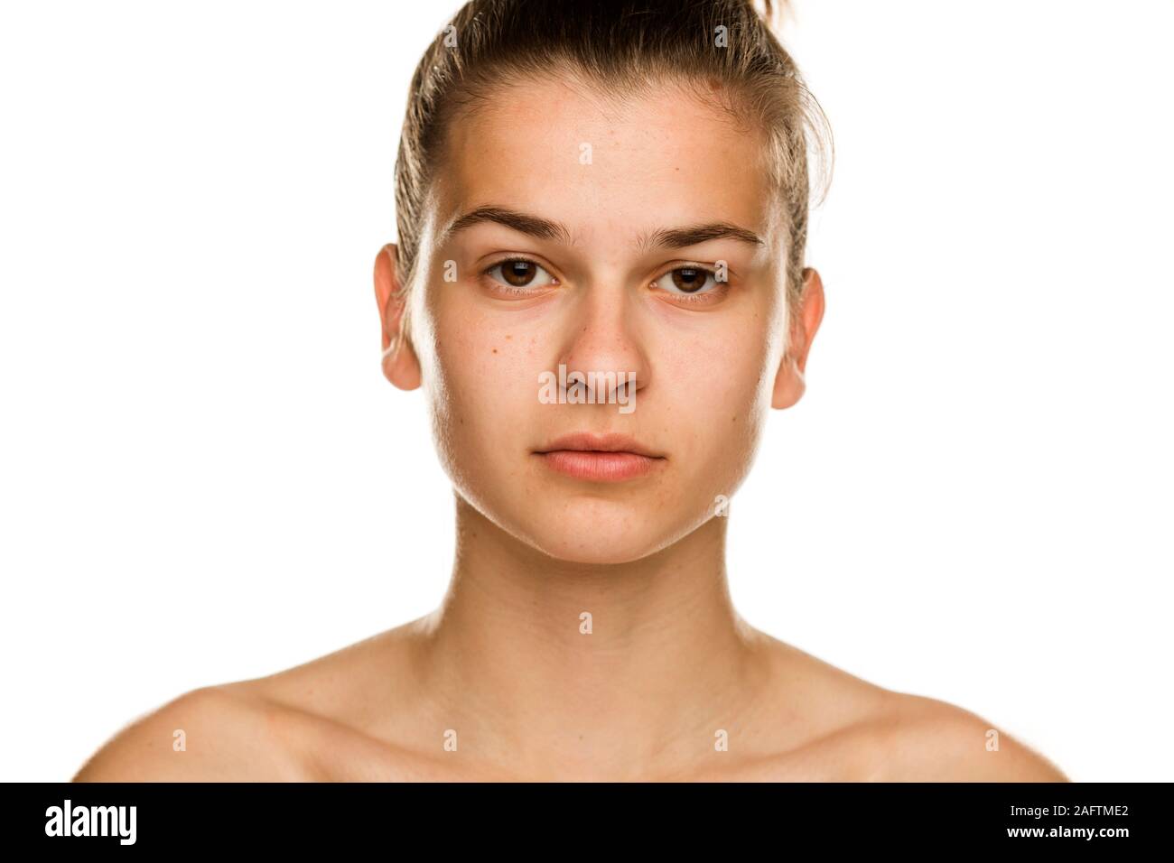 Porträt der jungen ernste Frau ohne Make-up auf weißem Hintergrund Stockfoto
