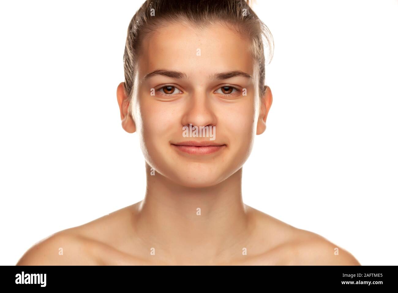 Portrait der junge lächelnde Frau ohne Make-up auf weißem Hintergrund Stockfoto
