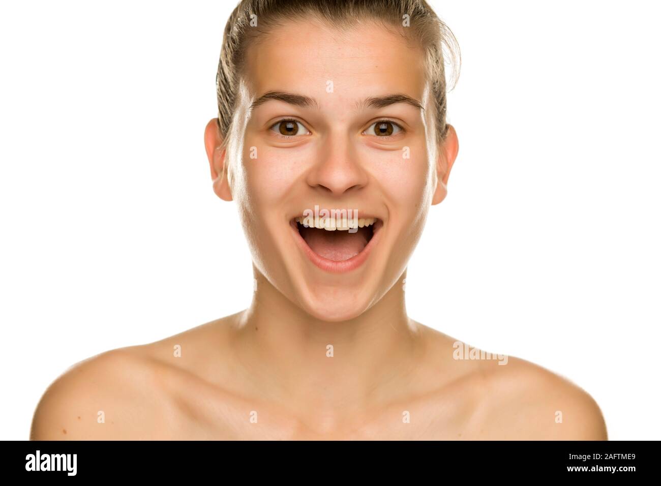 Portrait der junge lächelnde Frau ohne Make-up auf weißem Hintergrund Stockfoto