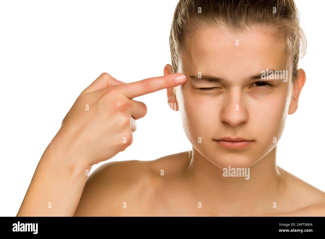 Junge schöne Frau berührt ihre Stirn auf weißem Hintergrund Stockfoto