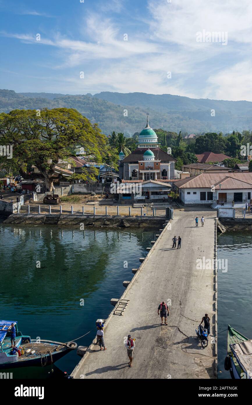 Blick auf den Hafen von kalabahi aus einem kleinen Kreuzfahrtschiff, Alor Island, Indonesien Stockfoto
