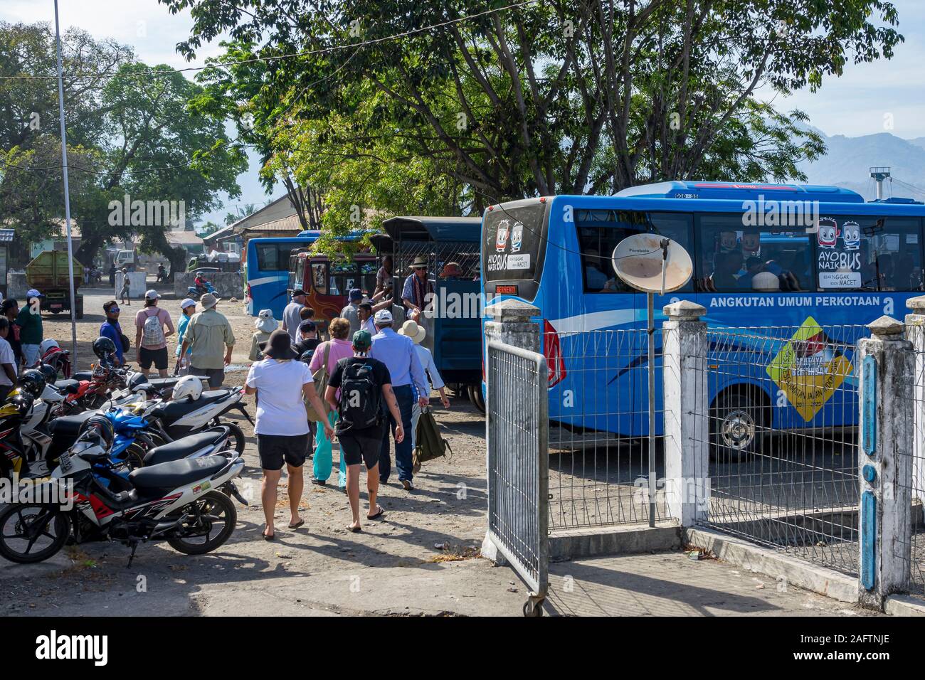 Kreuzfahrtschiff Fluggäste Busse das Dorf Takpala auf Alor Island, Indonesien zu besuchen Stockfoto