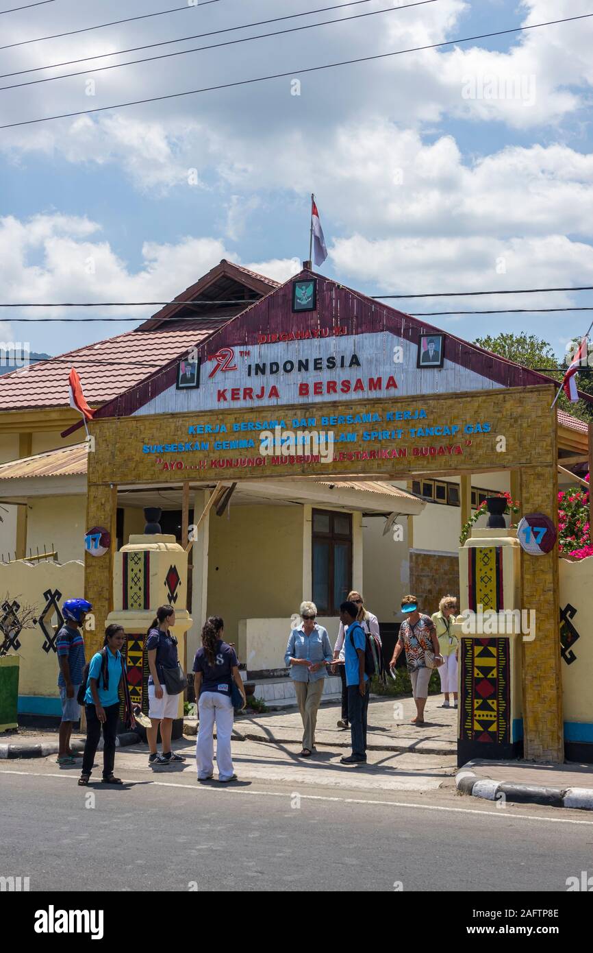 Kreuzfahrtschiff Passagiere am Eingang zum Museum Seribu 1000 Moko, Kalabahi, Alor Island, Indonesien Stockfoto