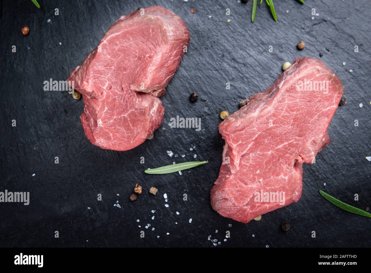 Schiefer Tafel mit rohen Rinderfilet. Stockfoto