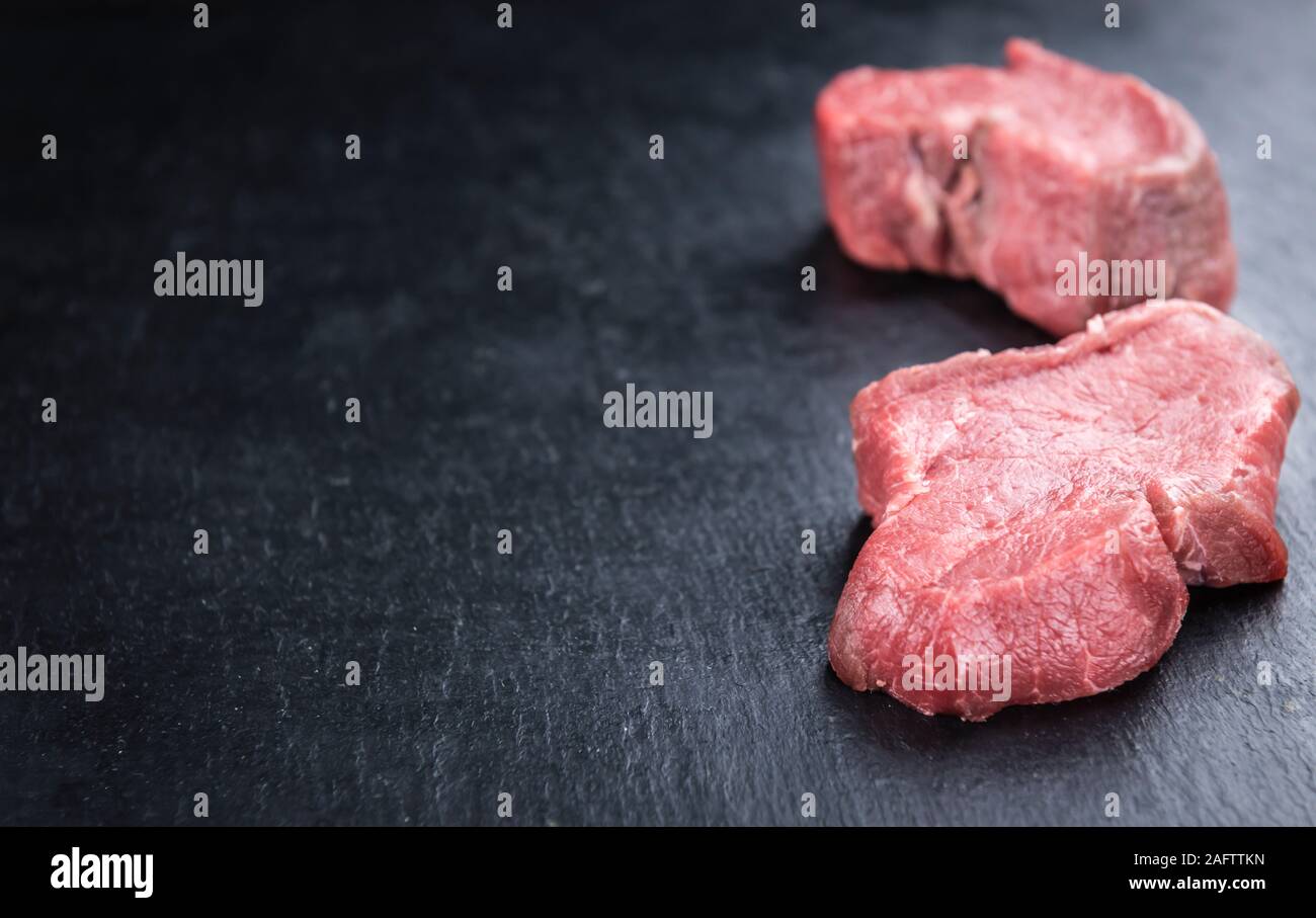 Rohen Rinderfilet auf einem Schiefer Tafel (selektive Fokus, Nahaufnahme) Stockfoto