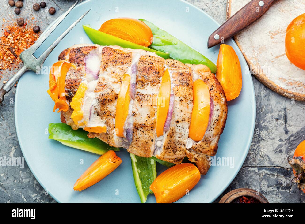 Gebratene Schweinelende mit gebackenen Persimmon. hausgemachten Grill Schweinefleisch Stockfoto