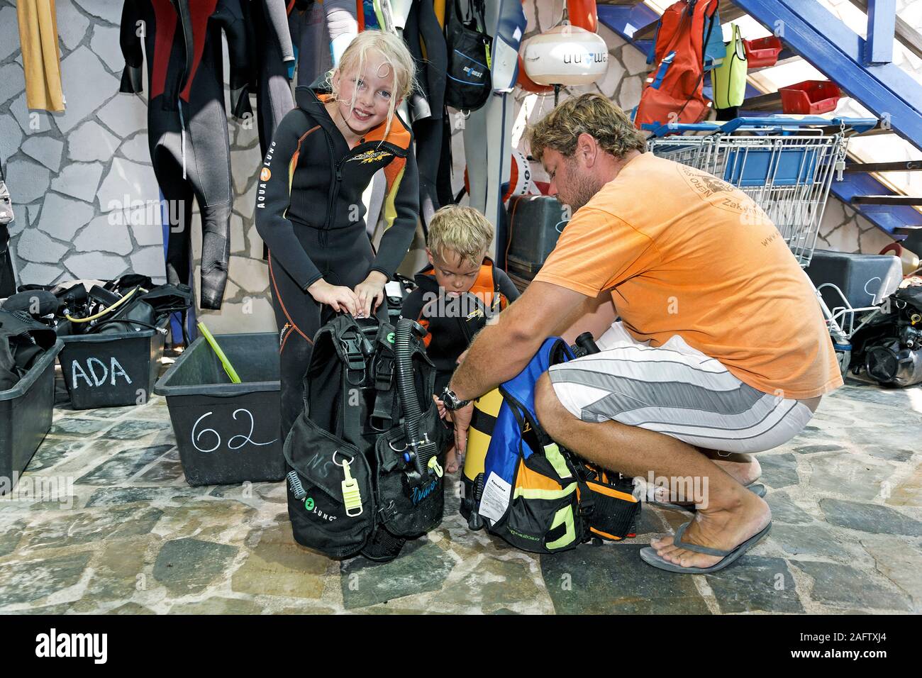Kinder Discover Scuba Diving, Scuba Instructor Kinder tauchen Ausrüstung vorzubereiten, Insel Zakynthos, Griechenland Stockfoto