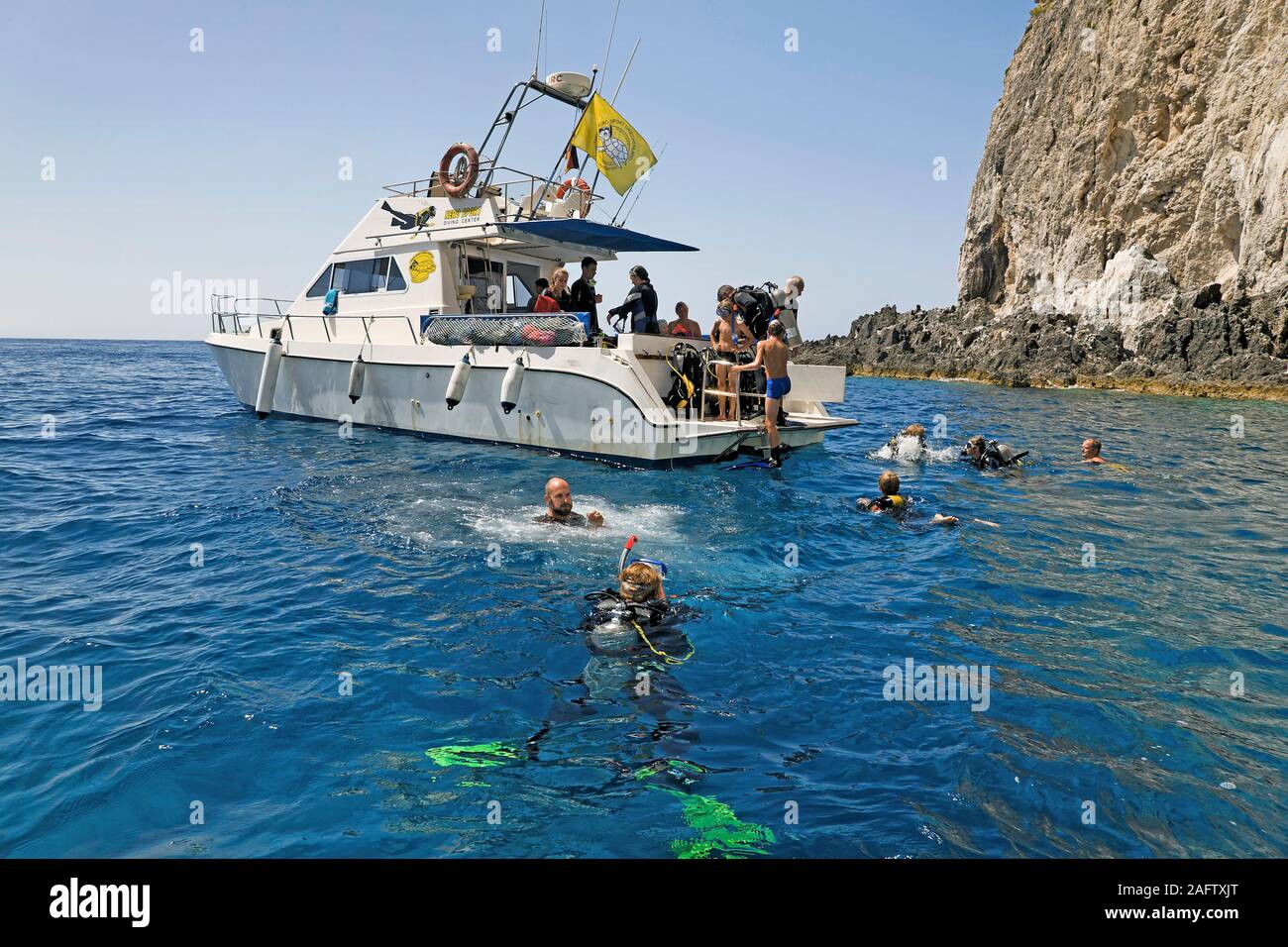 Scuba Diver in Wasser tauchen Boot, Insel Zakynthos, Griechenland Stockfoto
