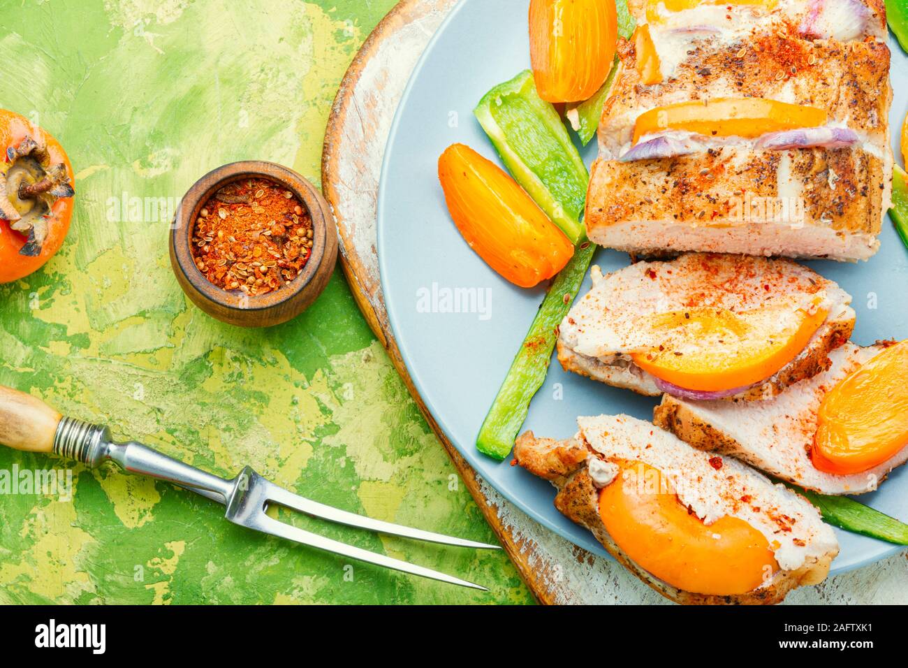 Gebratene Schweinelende mit gebackenen Persimmon. hausgemachten Grill Schweinefleisch Stockfoto