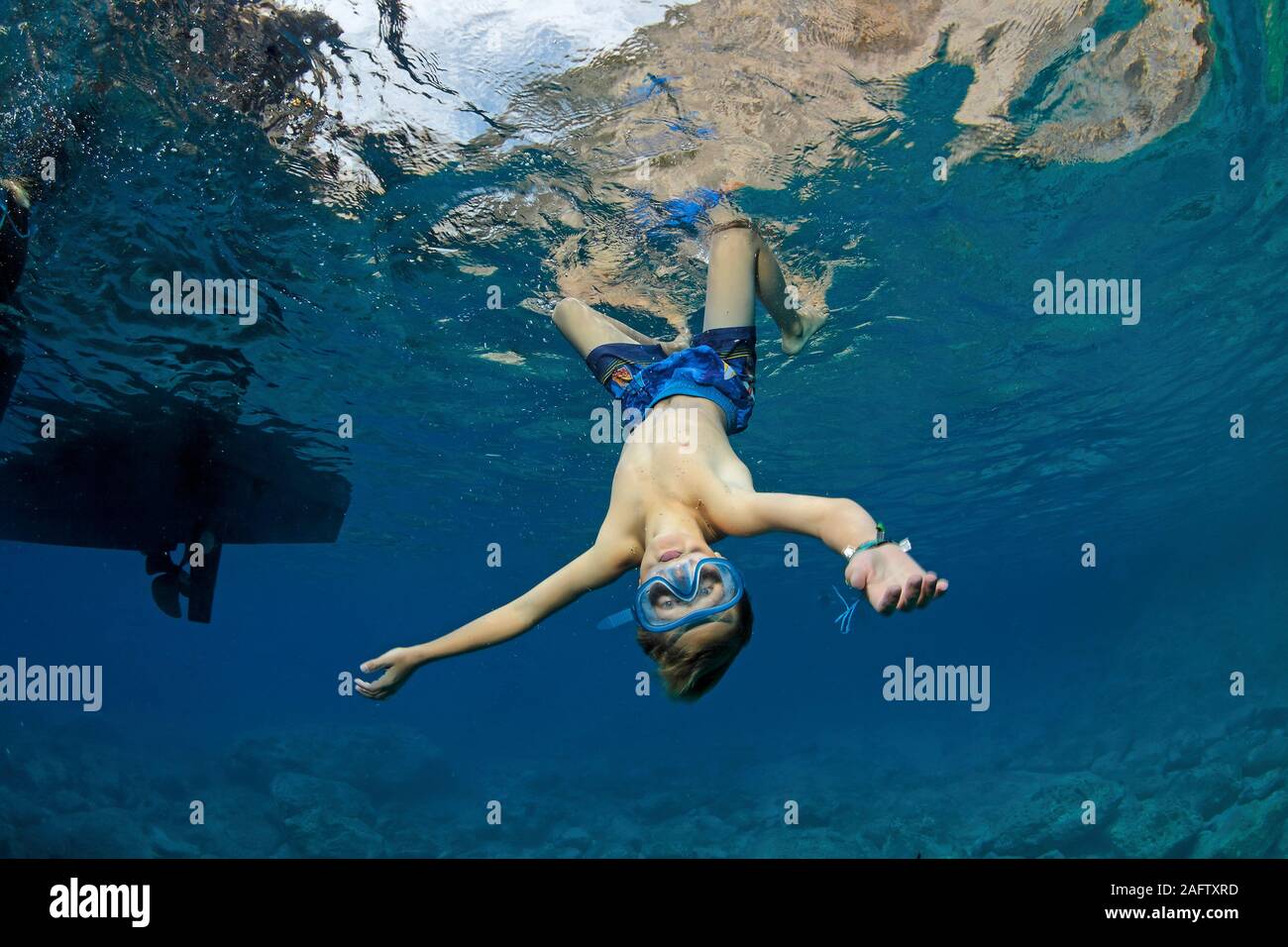 Kind im warmen Mittelmeer, Tauchen spielerisch, Insel Zakynthos, Griechenland Stockfoto