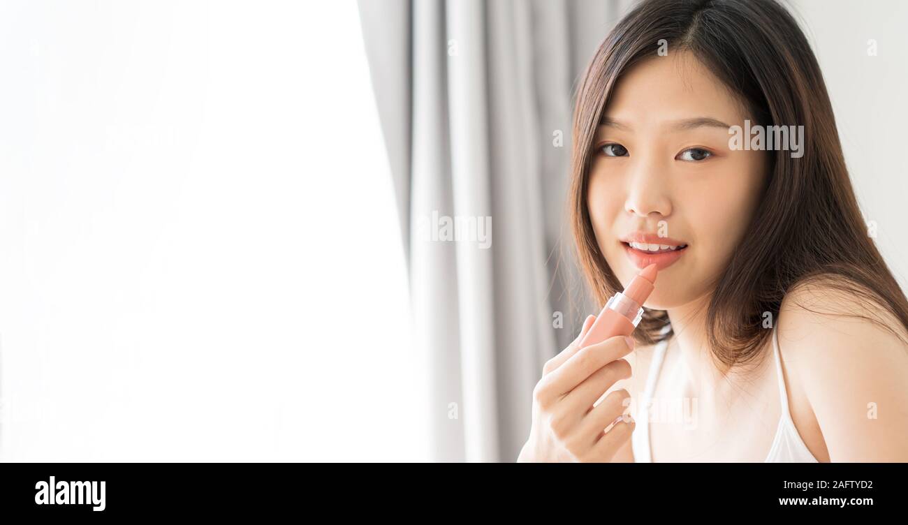 Junge asiatische Frau Make-up Schönheit von Lippenstift Stockfoto