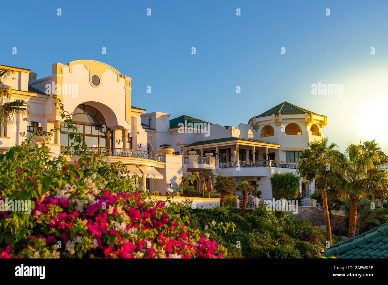 Luxus Villa im Paradies. Tropical Resort der gehobenen Klasse. Viel Grün, Blumen und Sonnenschein sind in der Villa gegossen. Elysium dream für Urlaub. Stockfoto