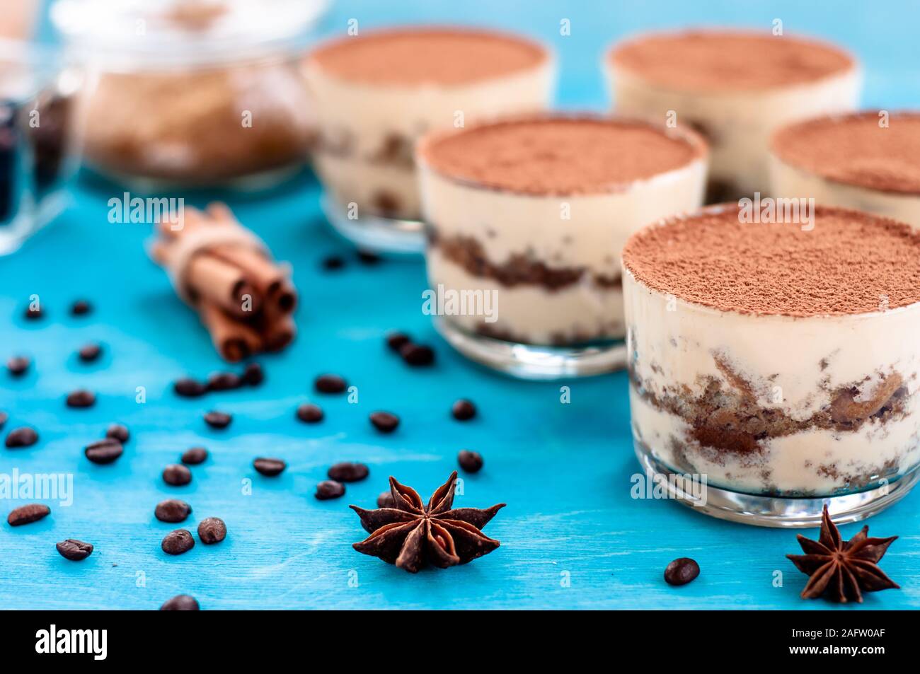 Tiramisu in ein Glas mit Kaffeebohnen auf einem dunklen Hintergrund eingerichtet Stockfoto