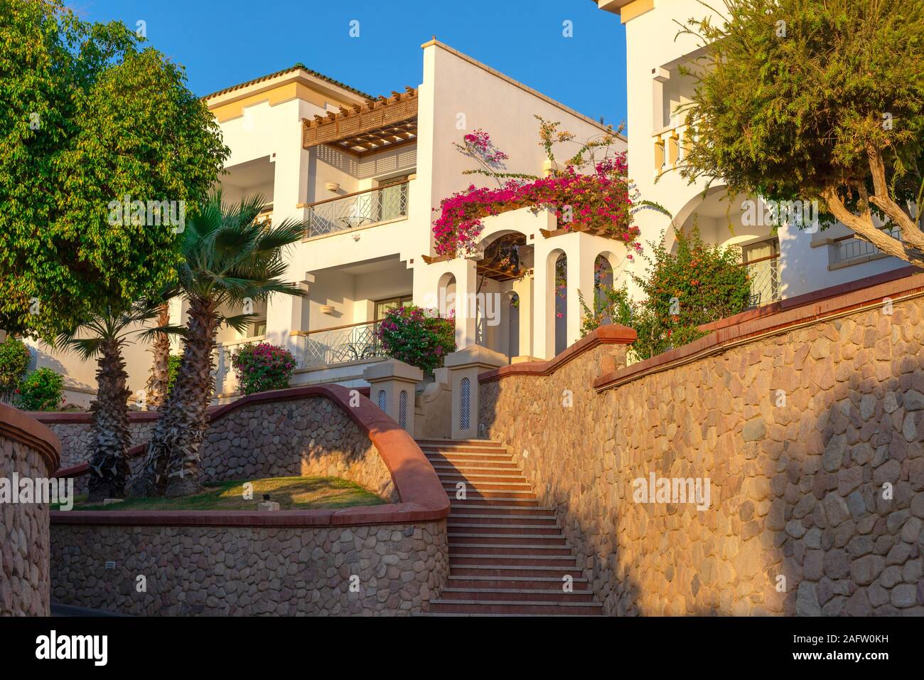 Luxus Villa im Paradies. Tropical Resort der gehobenen Klasse. Viel Grün, Blumen und Sonnenschein sind in der Villa gegossen. Elysium dream für Urlaub. Stockfoto