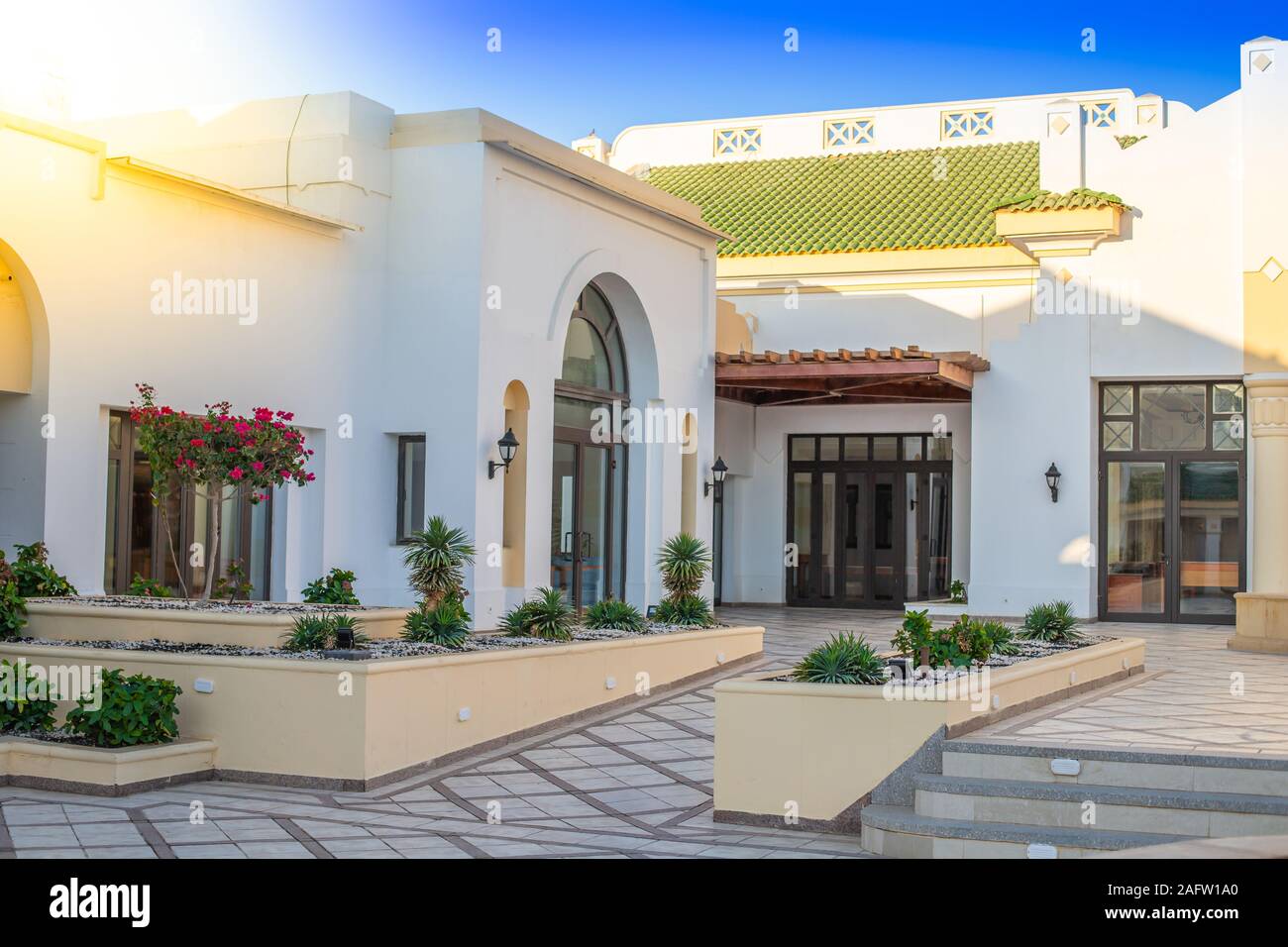 Hof einer Luxusvilla. Tropical Resort der gehobenen Klasse. Sonnenschein und blauer Himmel über der Villa. Elysium dream für Urlaub. Stockfoto