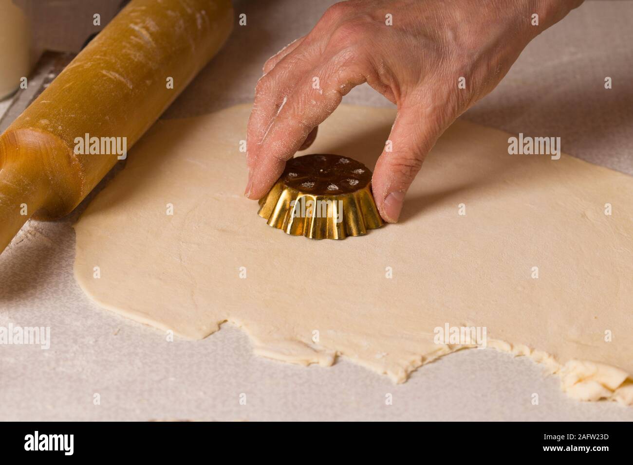 Kochen Prozess der Törtchen. Close up Hände kochen Hausgemachte am Küchentisch Stockfoto