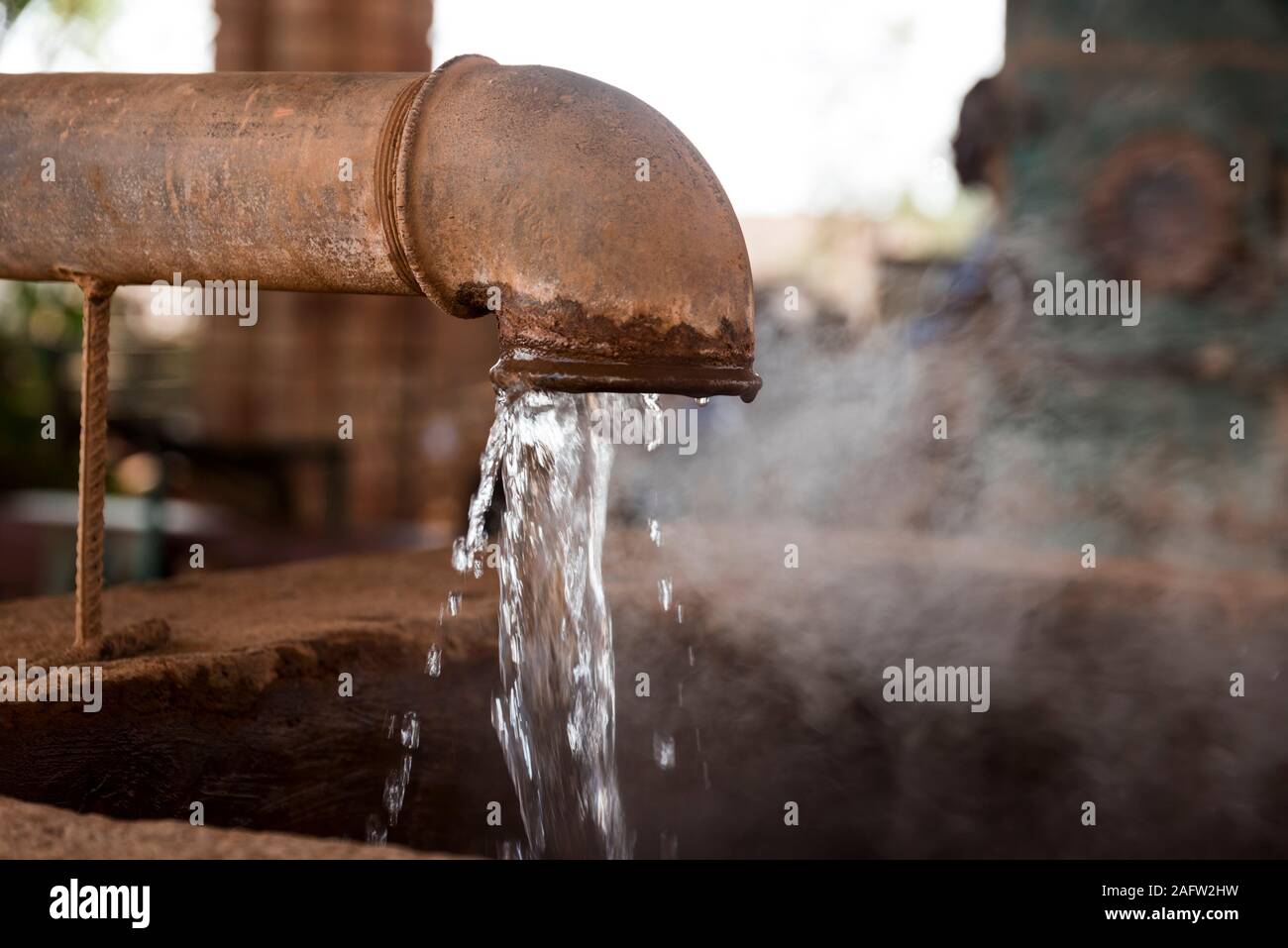 Heißes, dampfendes Wasser aus dem Rohr Stockfoto