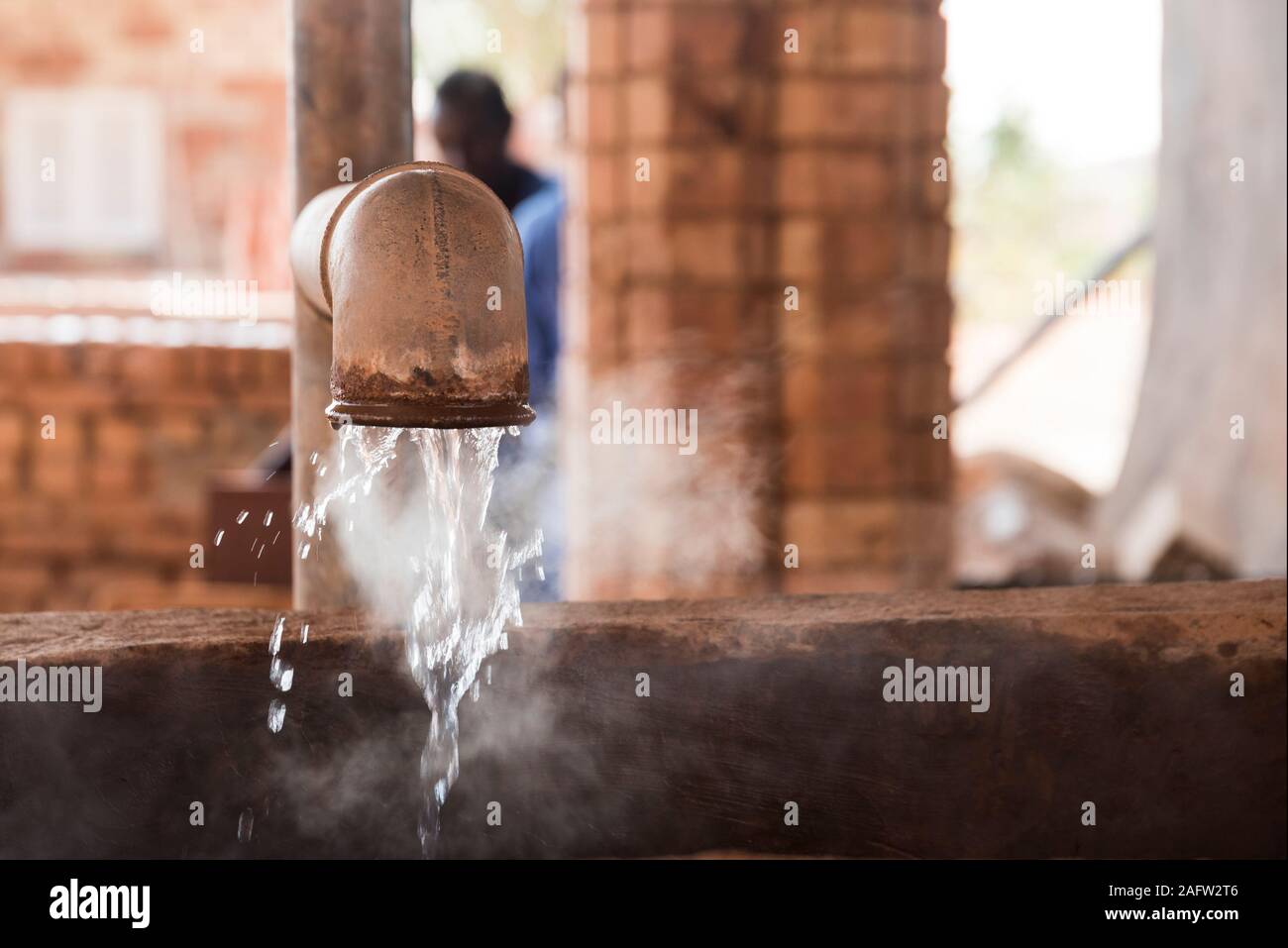Heißes, dampfendes Wasser aus dem Rohr Stockfoto