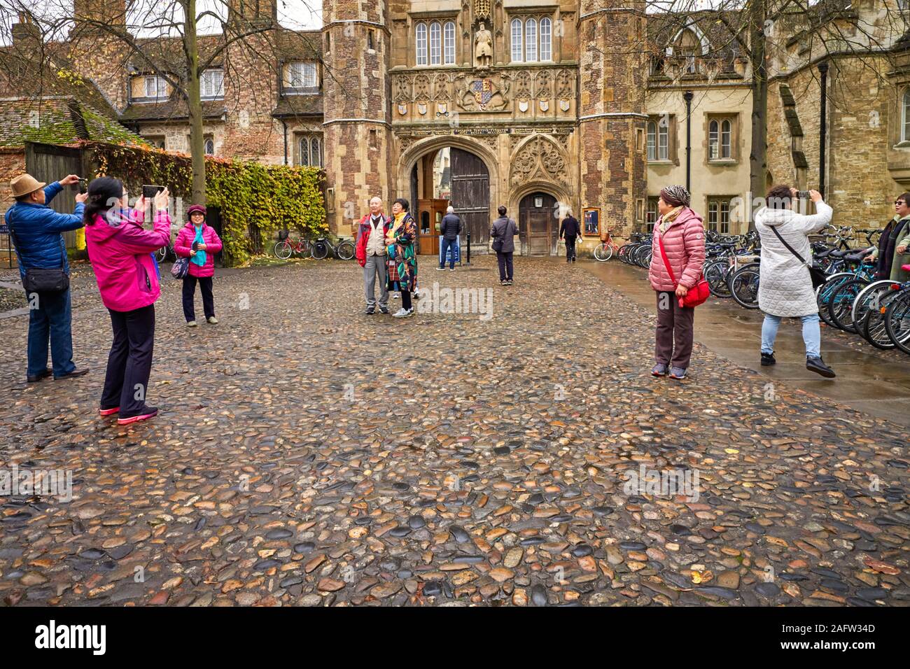 Chinesische Touristen für Fotos im Zentrum von Cambridge posing Stockfoto