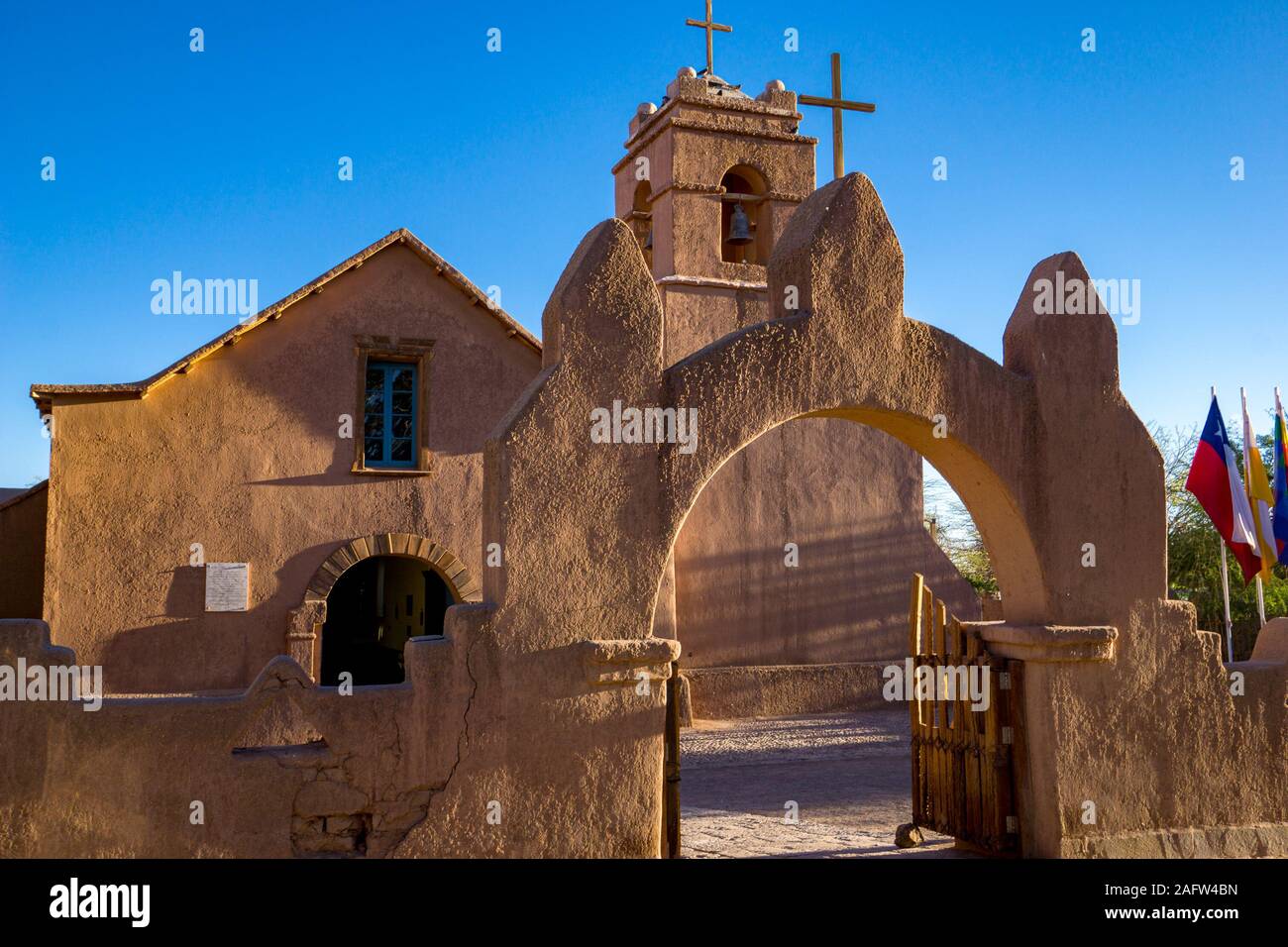 Eingang zu einem Schlamm Backsteinkirche in der Höhe Stadt San Pedro de Atacama, in der Atacama-Wüste im Norden von Chile Stockfoto