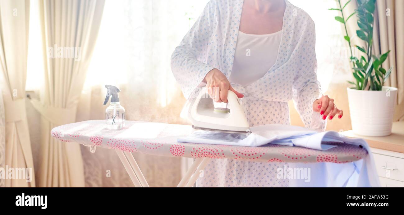 Frau Bügeln, blau Farben, Home Decor Stockfoto