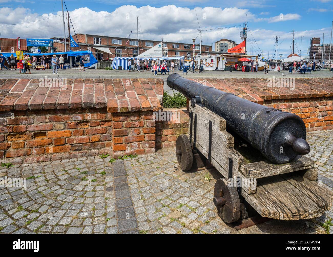 Alte Kanonen bewacht den Hafen der Hansestadt Wismar, Mecklenburg-Vorpommern, Deutschland Stockfoto