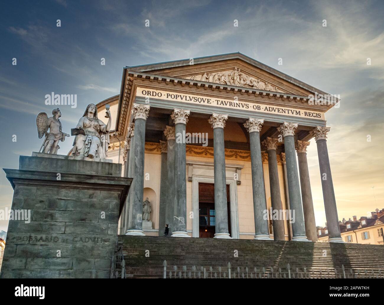 Piazza Vittorio Veneto und die neoklassische katholische Kirche der Großen Mutter Gottes. Die Architektur ist vom Pantheon in Rom inspiriert. Turin Stockfoto