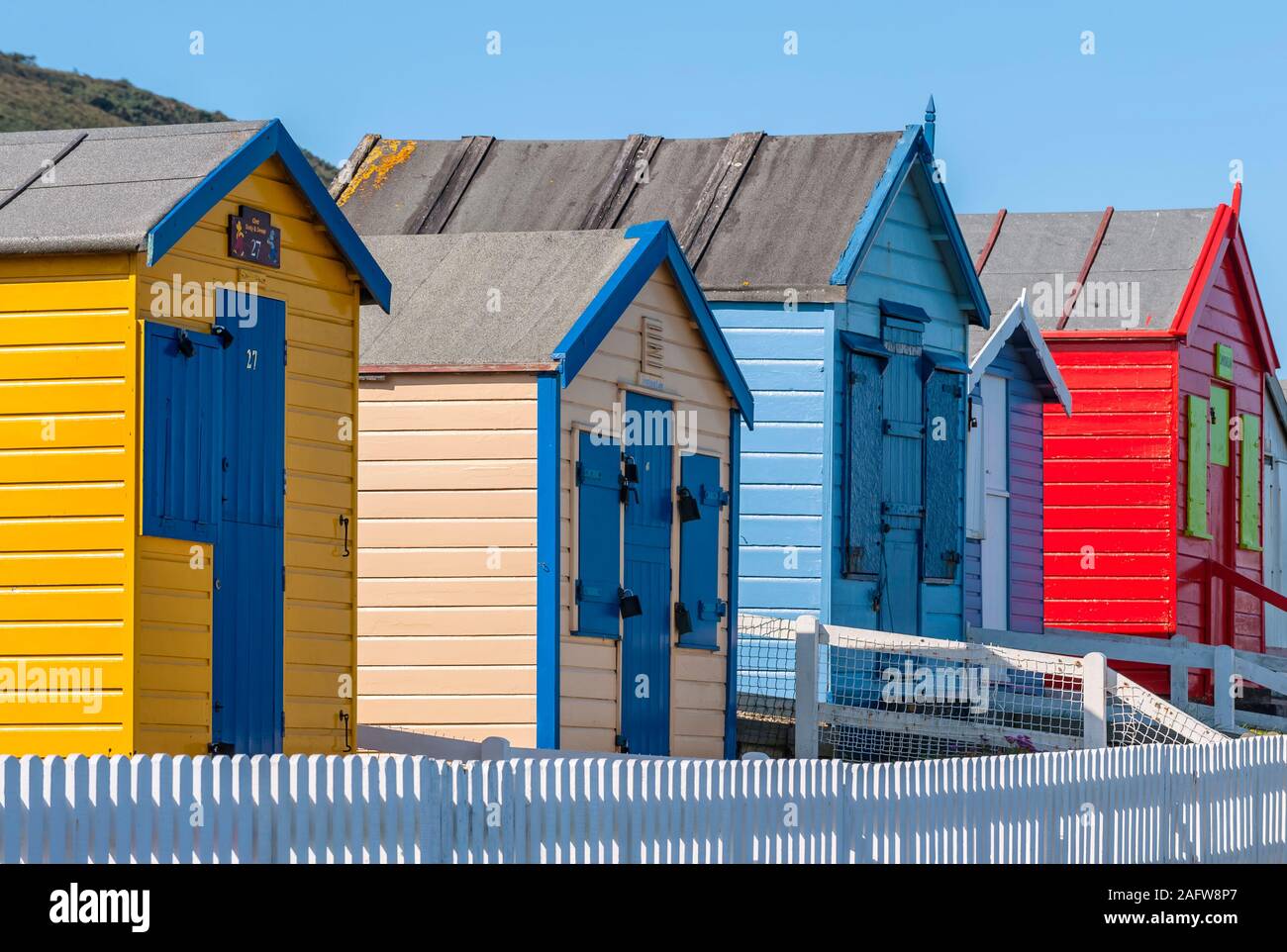 Bunte Strandhütten an der Promenade in Westward Ho!, Urlaubsziel, Eimer und Spade Urlaub, Freizeit, Tagesausflug, North Devon, South West, Großbritannien Stockfoto