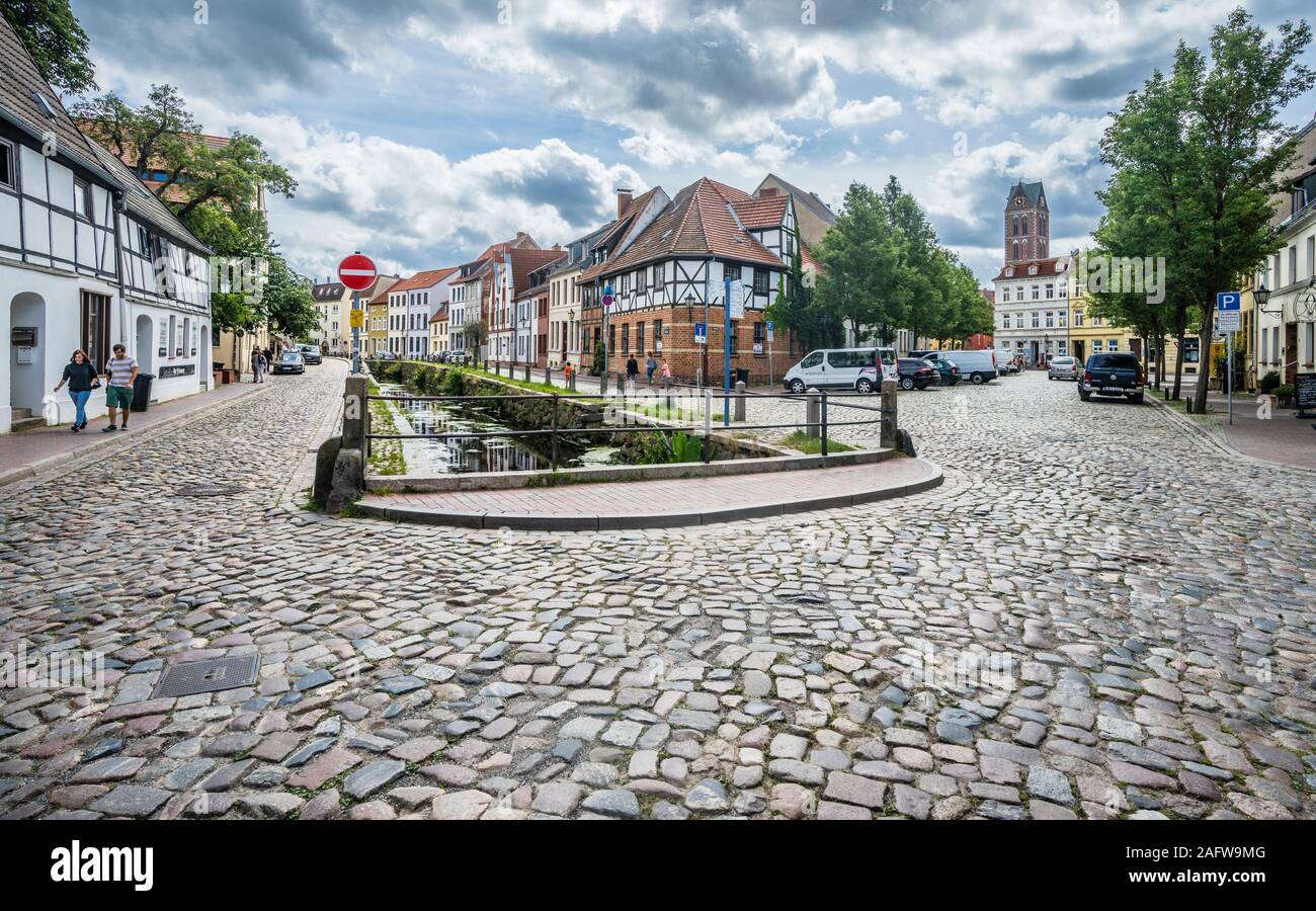 Fluss Grube, die durch die alte Hansestadt Wismar, Mecklenburg-Vorpommern, Deutschland Stockfoto