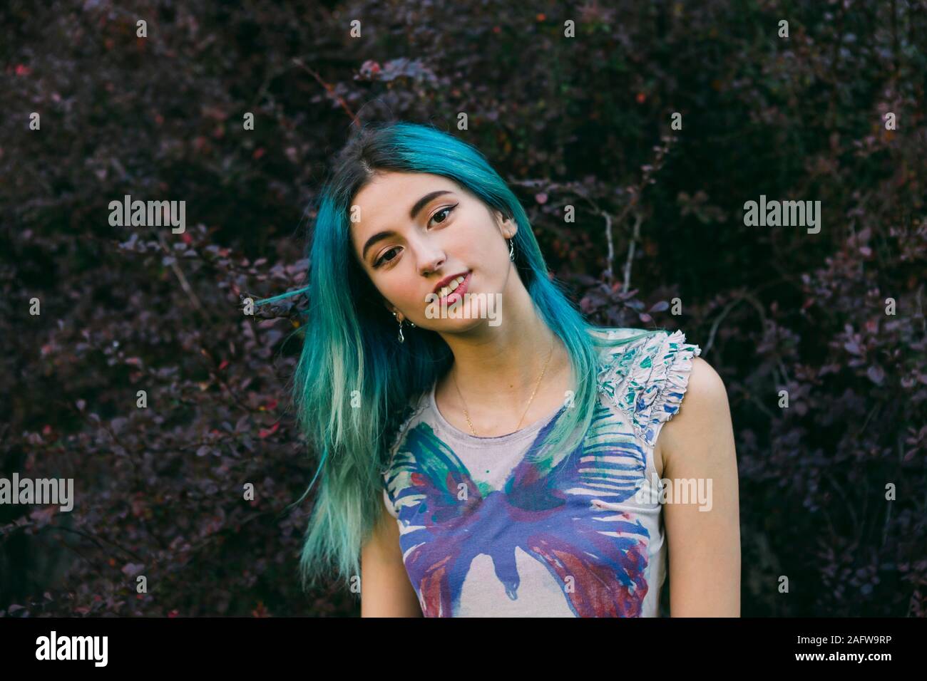 Portrait selbstbewussten jungen Frau mit blauen Haaren Stockfoto
