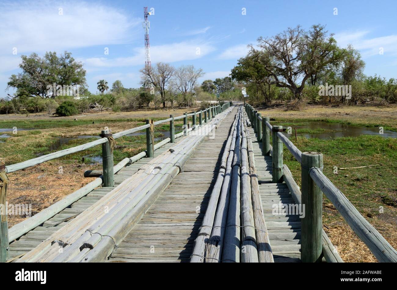 Holzbrücke über den Fluss Khwai Moremi Game Reserve in Botswana Afrika Stockfoto