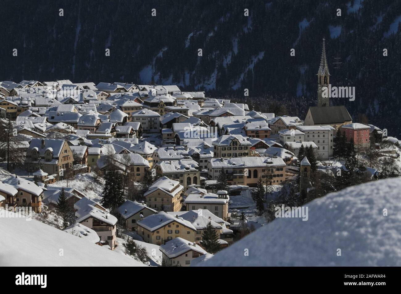 Malerische Aussicht sonnigen verschneiten Dächer des Ortes, Gesendet, Kanton Graubünden, Schweiz Stockfoto
