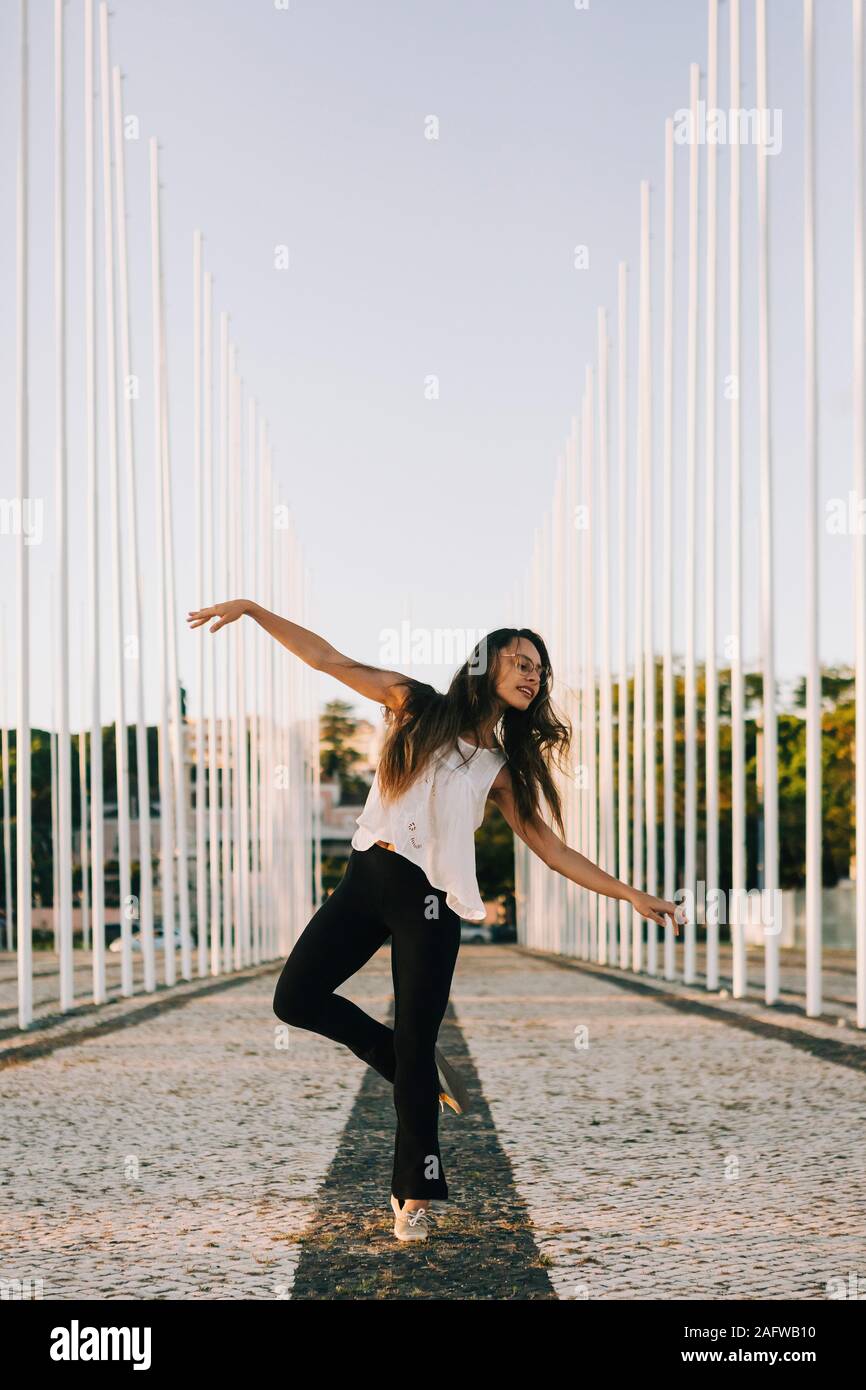 Unbeschwerte junge Frau tanzen im Park Stockfoto