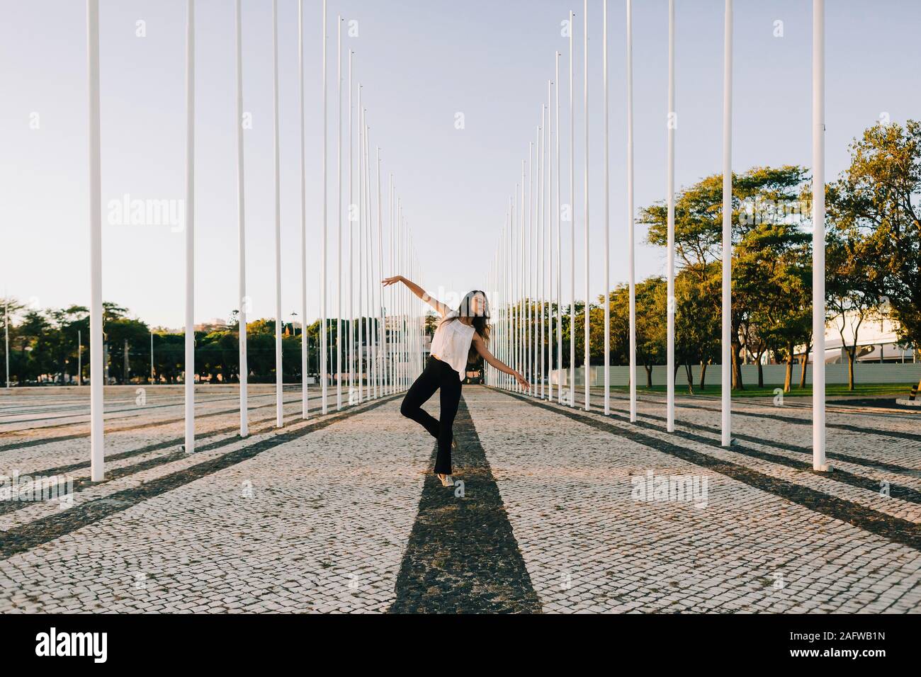 Unbeschwerte junge Tänzerin im städtischen Park Stockfoto