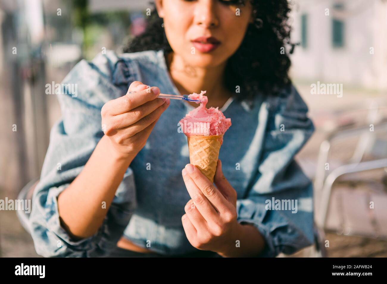 Junge Frau essen Eiscreme-Kegel Stockfoto