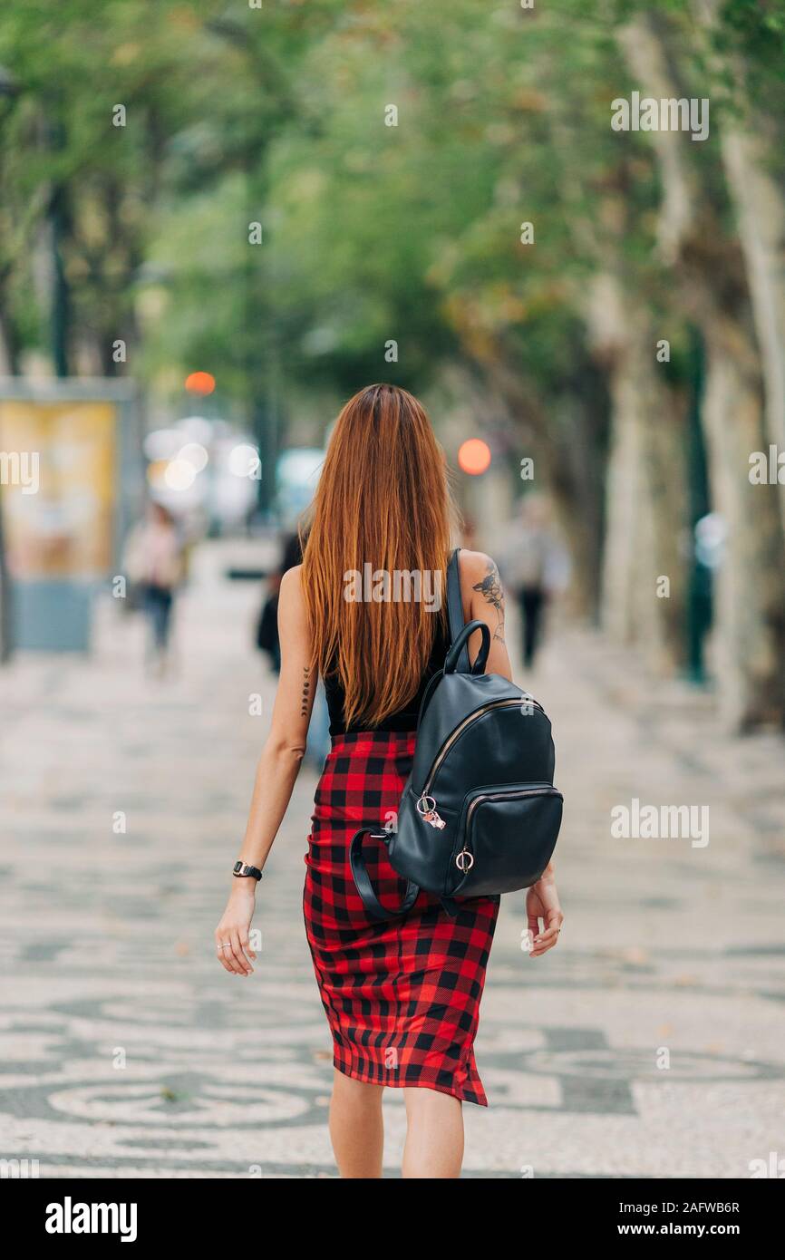 Junge Frau mit Rucksack wandern in städtischen Park Stockfoto