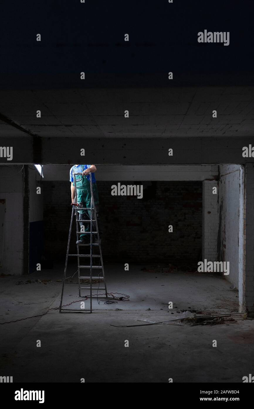 Arbeiter auf der Leiter in Baustelle Stockfoto