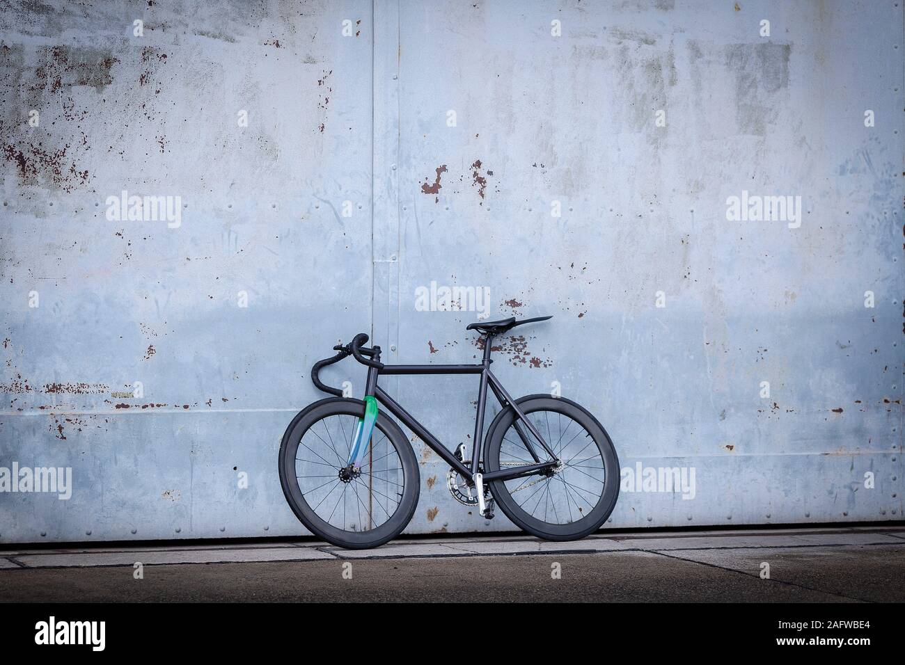 Rennrad gegen die konkrete Wand lehnt Stockfoto