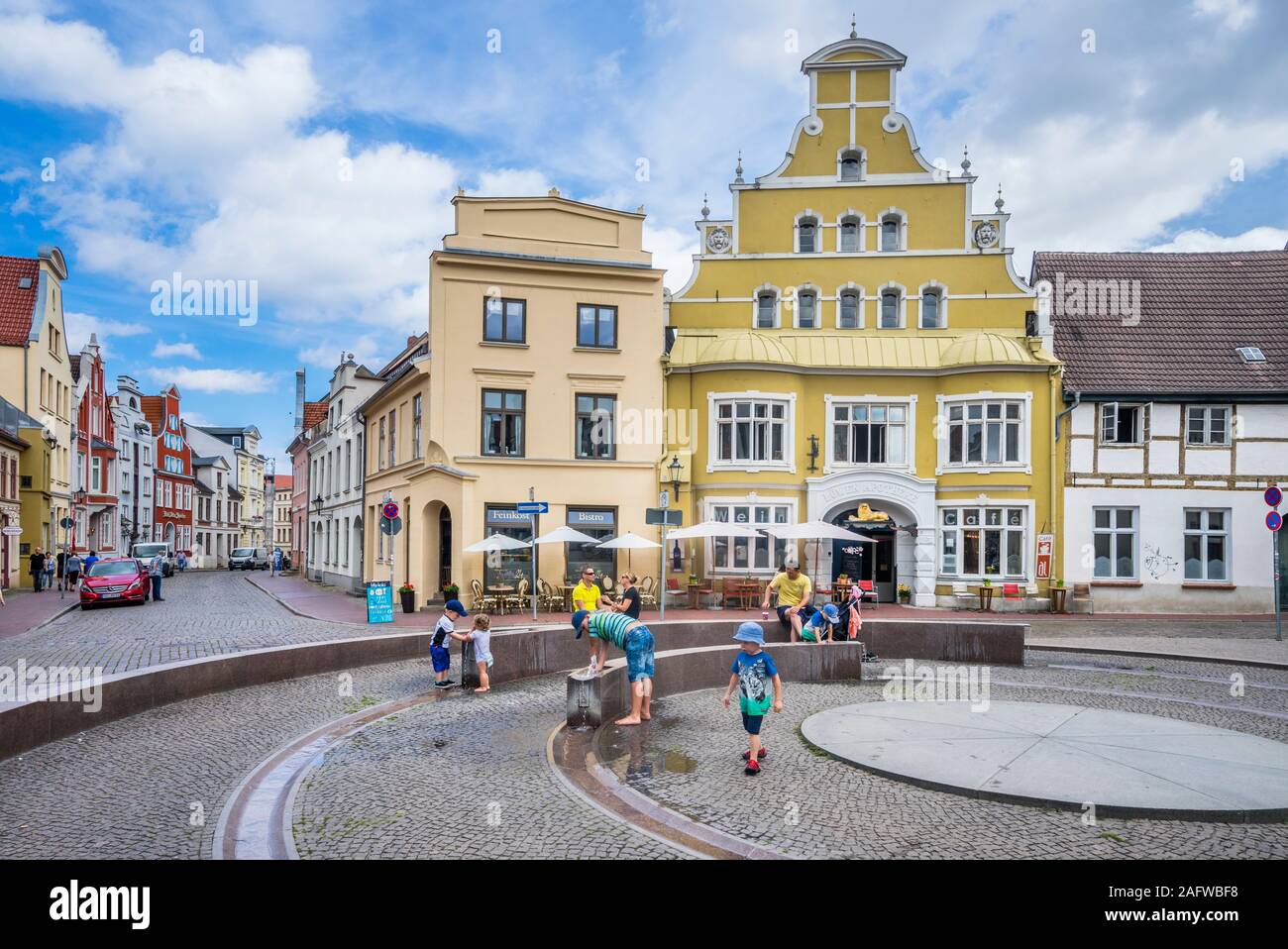 Brunnen in der historischen Altstadt der Hansestadt Wismar, Mecklenburg-Vorpommern, Deutschland Stockfoto