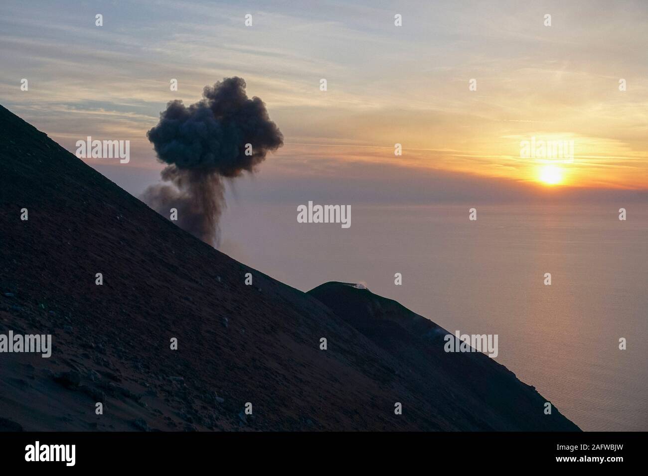 Aschewolke steigende entlang der ruhigen Sunset Ocean View, Ätna, Stromboli, Sizilien, Italien Stockfoto