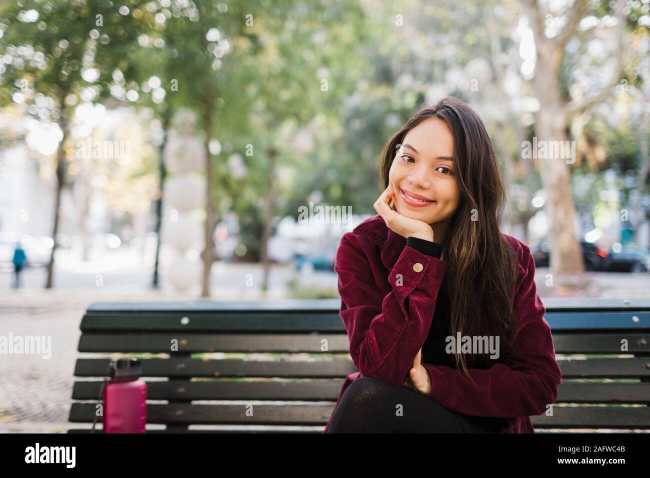 Portrait glücklich Frau auf Parkbank Stockfoto