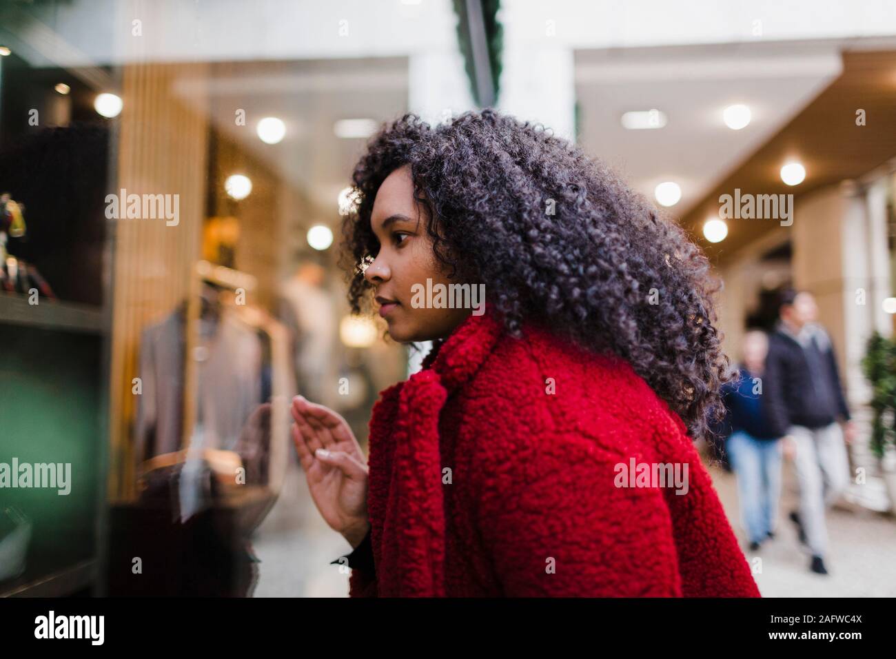 Junge Frau Window Shopping in der Mall Stockfoto