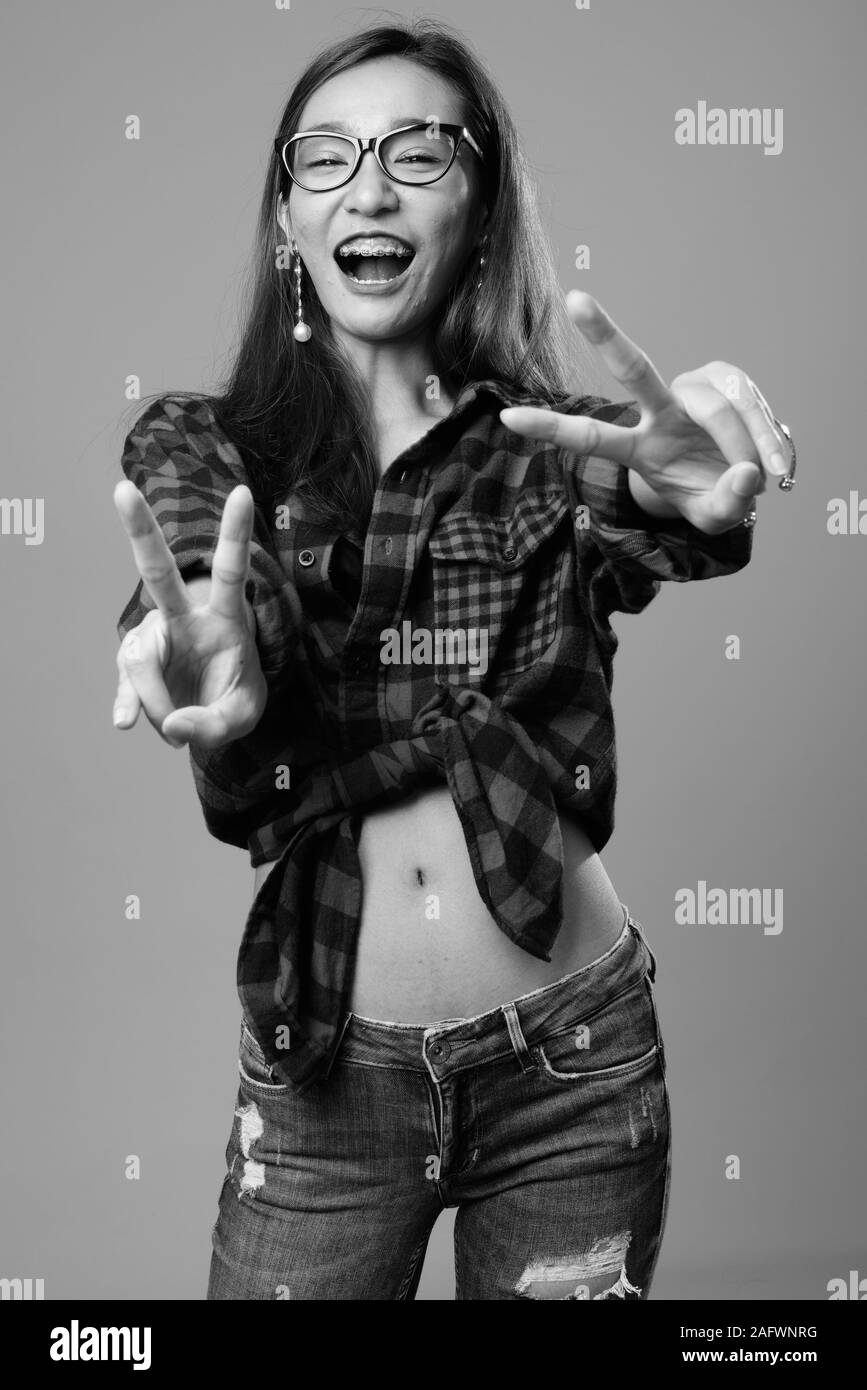 Porträt der jungen schönen asiatischen hipster Frau in Schwarz und Weiß Stockfoto