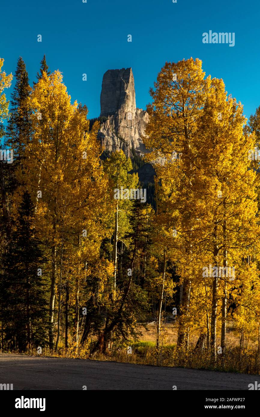Oktober 7, RIDGWAY, Colorado, USA - Courthouse Peak Mountain außerhalb Ridgway Colorado zeigt Cimarron Berge im Herbst aspen Farben Stockfoto