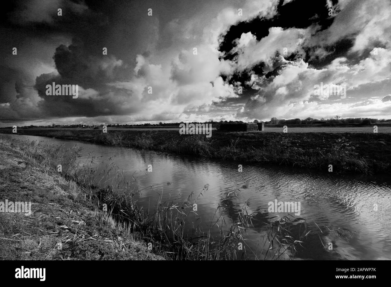 Sturm über dem Fluss Nene, Ramsey town, Flussauen, Cambridgeshire, England, Großbritannien Stockfoto