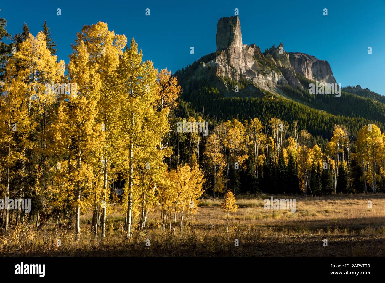 Oktober 7, RIDGWAY, Colorado, USA - Courthouse Peak Mountain außerhalb Ridgway Colorado zeigt Cimarron Berge im Herbst aspen Farben Stockfoto