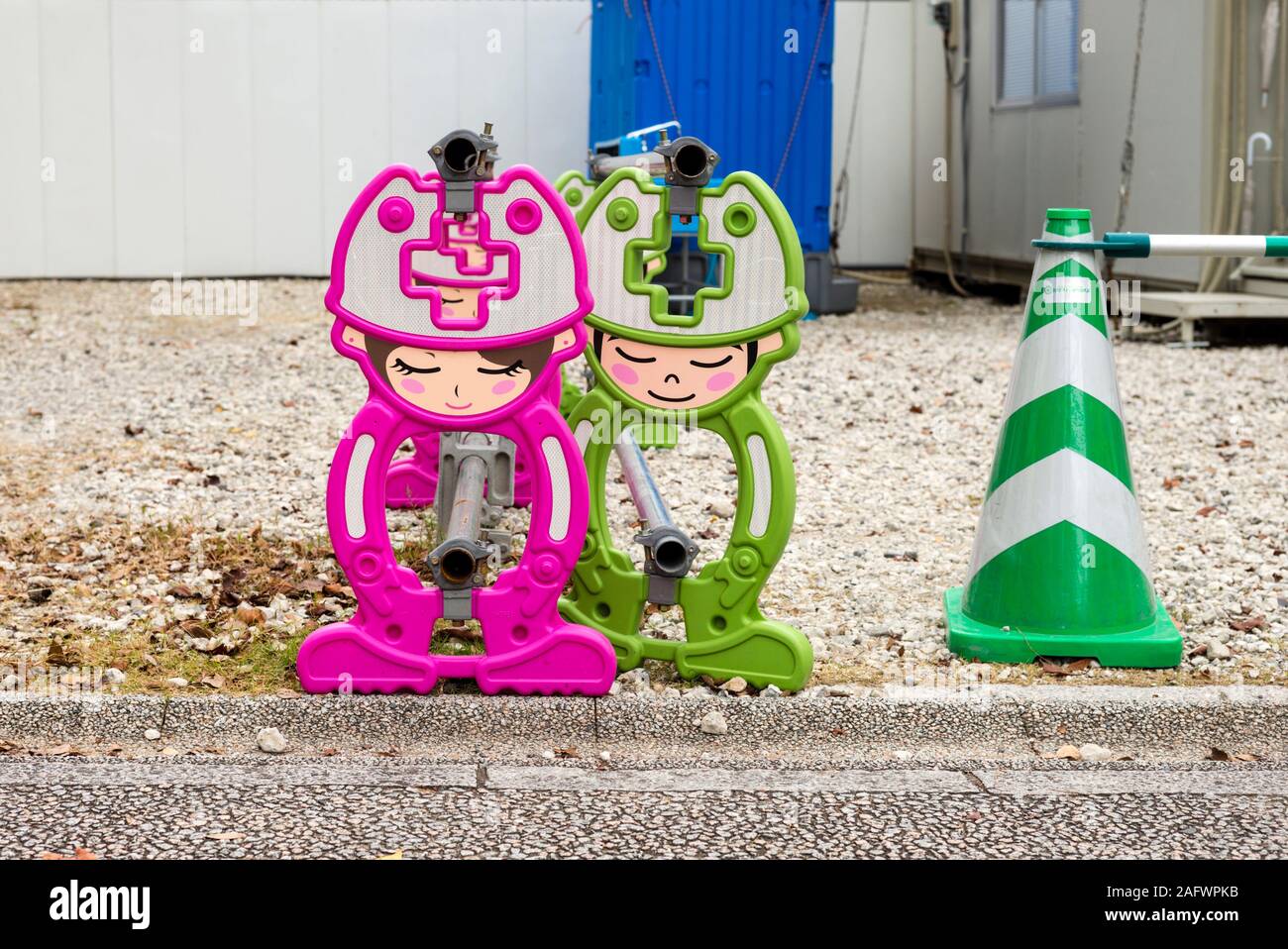 Baustelle Straßensperre mit Anime Figuren, Japan Stockfoto